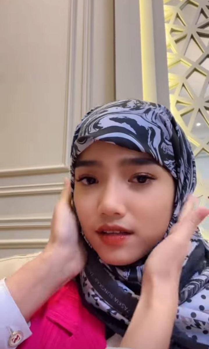 Fuji dipakein hijab sama Shireen Sungkar (instagram.com/fuji_an)