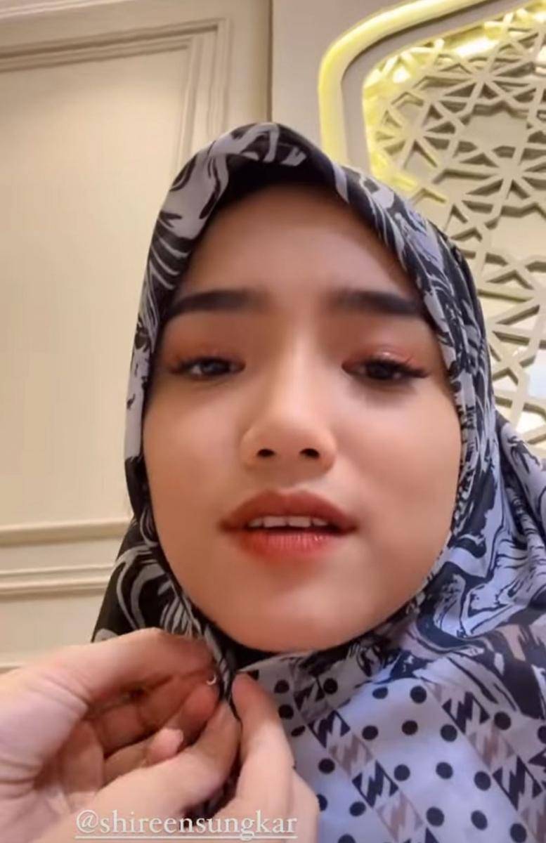 Fuji dipakein hijab sama Shireen Sungkar (instagram.com/fuji_an)