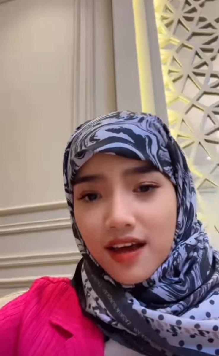 Fuji dipakein hijab sama Shireen Sungkar (instagram.com/fuji_an)