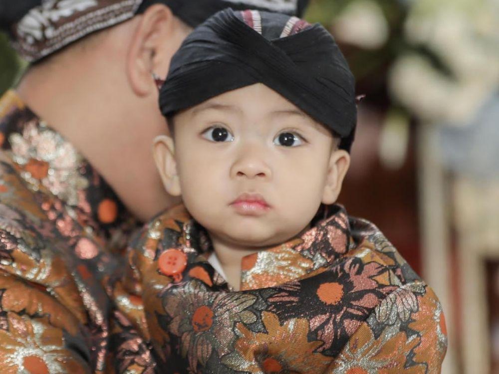 9 Potret Raden Erlangga Danendra Anak Bungsu Tata Janeeta