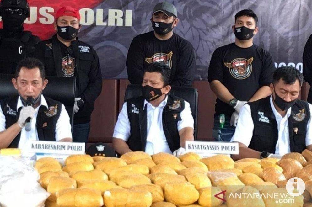 Ferdy Sambo (tengah) pada tahun 2020 ketika masih menjabat Kepala Satgassus Merah Putih dan mengungkap peredaran narkoba. (ANTARA FOTO)