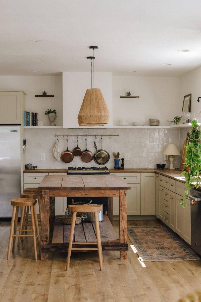 Ide meja makan. (unsplash.com/Sosey Interiors)