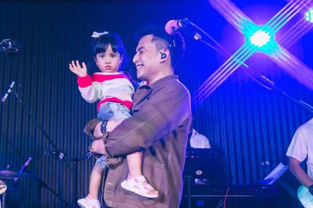 10 Potret Kedekatan Artis Duda dengan Anak Perempuannya, So Sweet