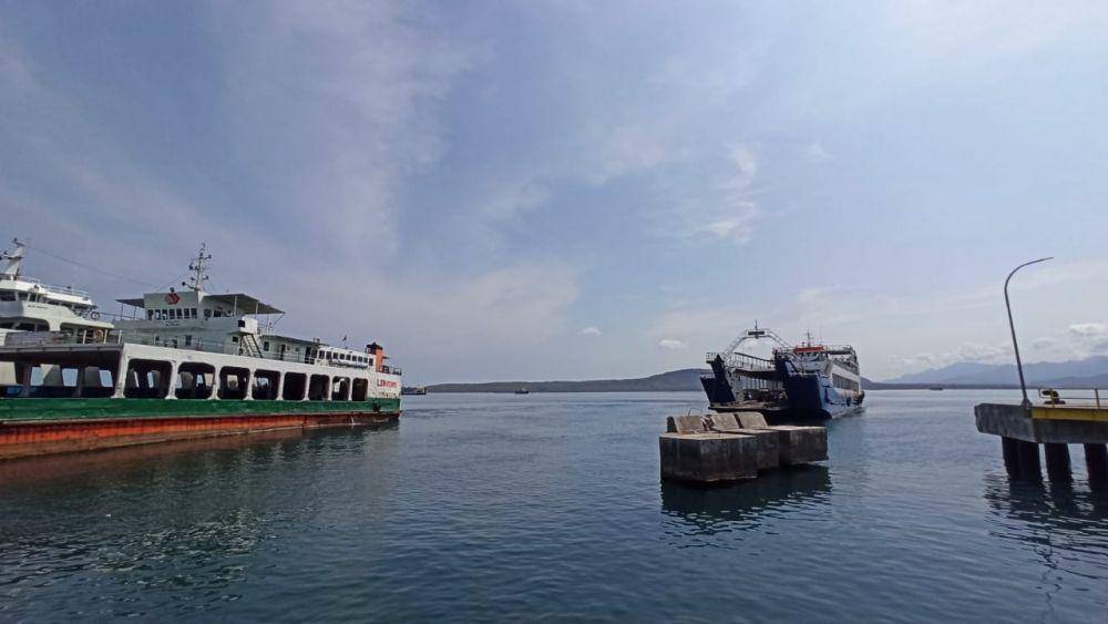Kapal di pelabuhan Ketapang Banyuwangi menunggu giliran sandar.(IDN Times/ Agung Sedana)