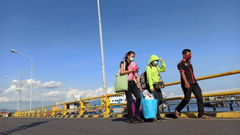 Penumpang turun dari kapal. (IDN Times/ Agung Sedana)