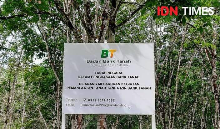 Plang milik Badan Bank Tanah di lahan perkebunan warga di Kelurahan Riko (IDN Times/Ervan)
