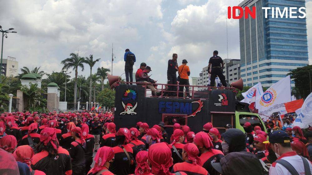 Demo buruh tolak kenaikan harga BBM di Gedung DPR/MPR, Senayan, Jakarta Pusat (IDN Times/Yosafat Diva Bayu Wisesa)