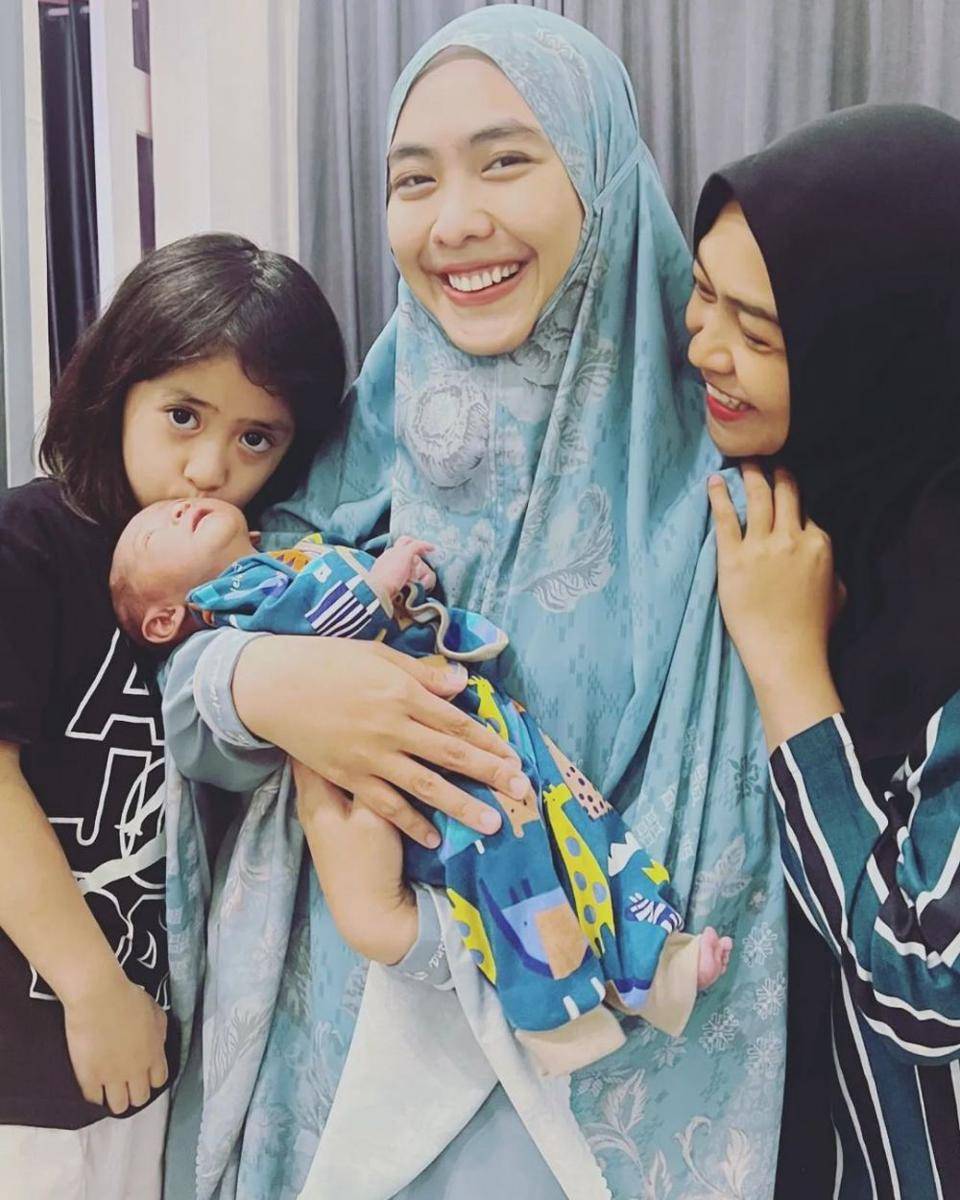 Cut Raifa Aramoana dan keluarga (instagram.com/khadeejah_faatimah_abdullah)