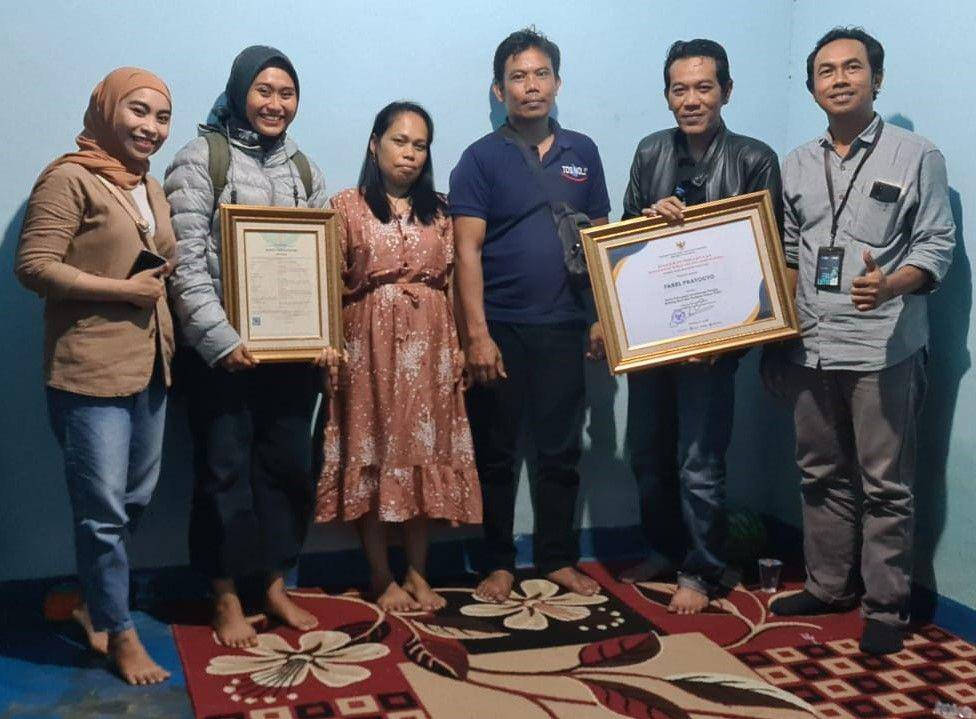 Ibu Siti Mujayanah, ibunda dari Farel Prayoga, adalah salah satu nasabah PNM Mekaar yang saat ini menjadi pengusaha warung kelontong asal Desa Kepundungan, Kecamatan Srono, Banyuwangi. (Dok. PNM)