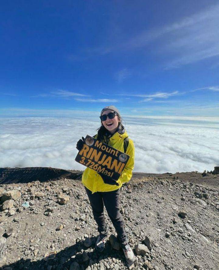Potret Febby di Puncak Gunung Rinjani (instagram.com/febbyrastanty)