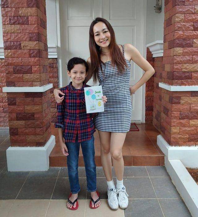 potret Dewi Rezer dan anak lelakinya (instagram.com/rezerdewi)