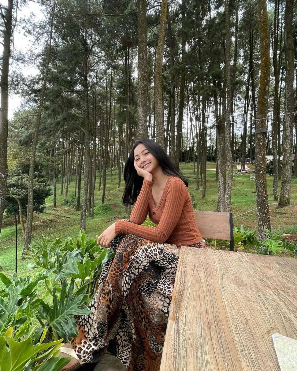 outfit pastel dan earth tone Glenca Chysara (instagram.com/glencachysaraofficial)