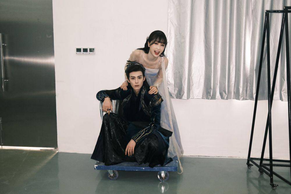 Esther bersama Dylan saat syuting Love Between Fairy and Devil (weibo.com/王一栩SPro)