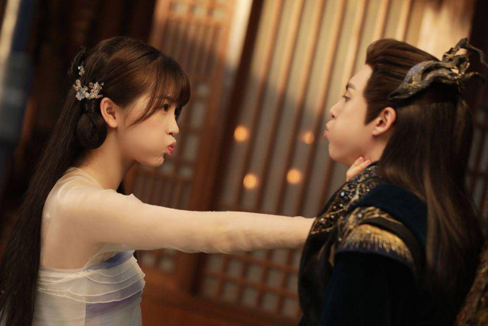 Kelakuan Esther dan Dylan sesaat setelah di cut sutradara (weibo.com/王一栩SPro)