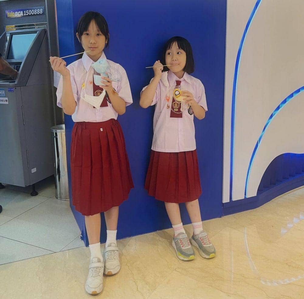 Suji dan Yunji pakai seragam SD (instagram.com/kimbabfamily.official)