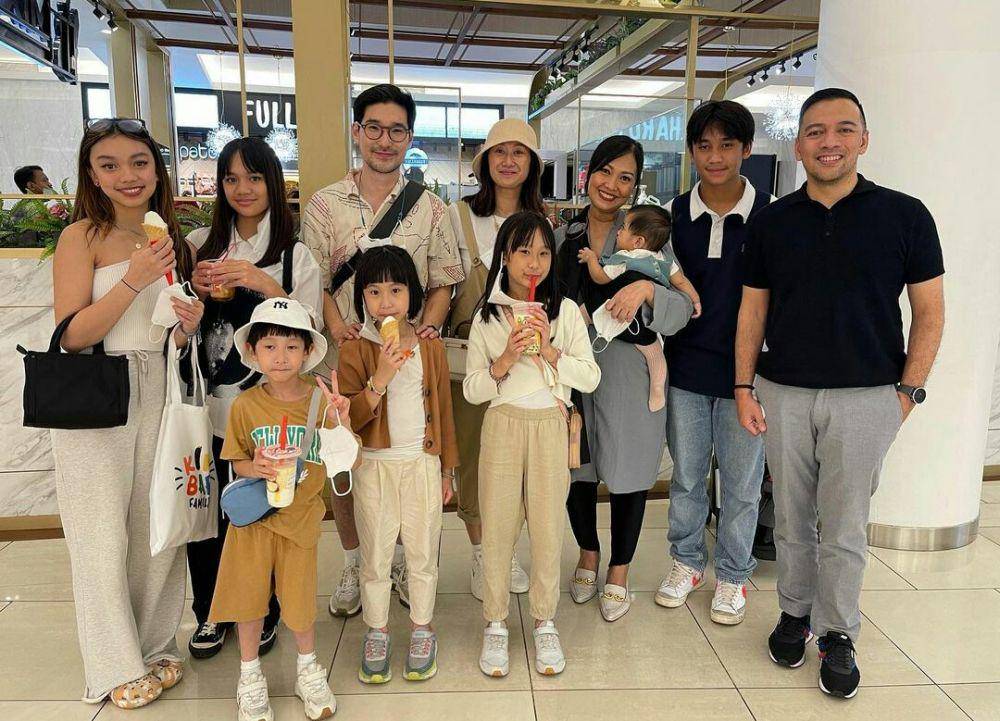 Kimbab Family dengan seleb dan pejabat Indonesia (instagram.com/riafinola)