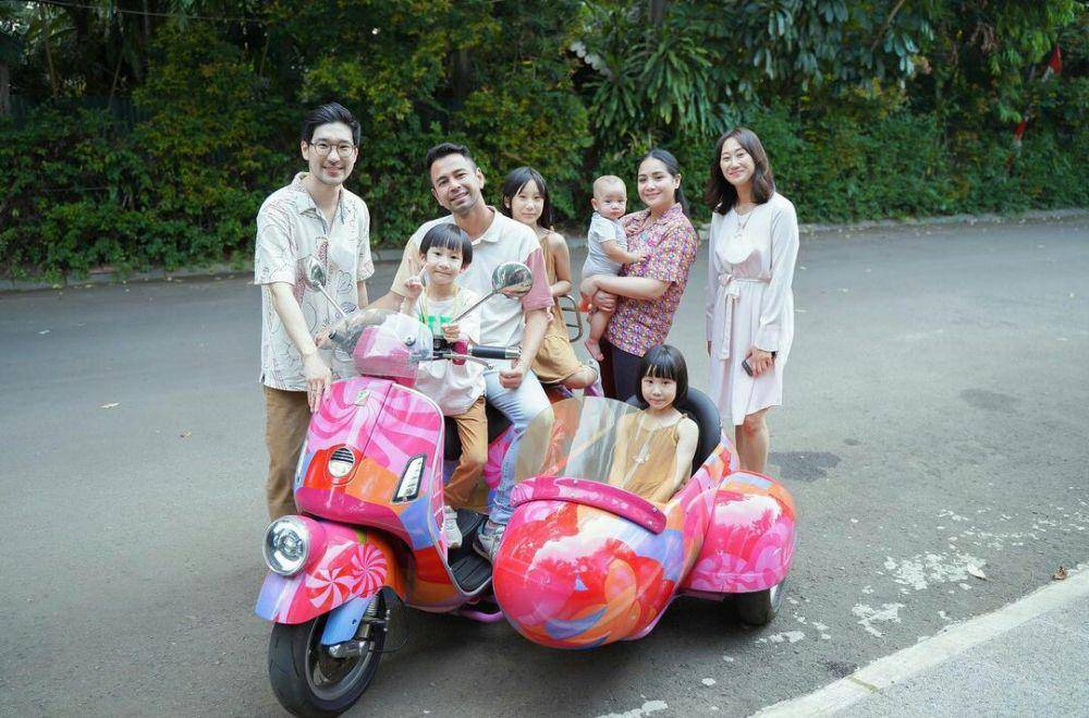 Kimbab Family dengan seleb dan pejabat Indonesia (instagram.com/raffinagita1717)