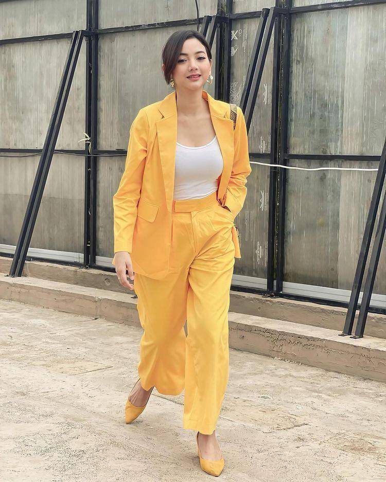 outfit pastel dan earth tone Glenca Chysara (instagram.com/glencachysaraofficial)