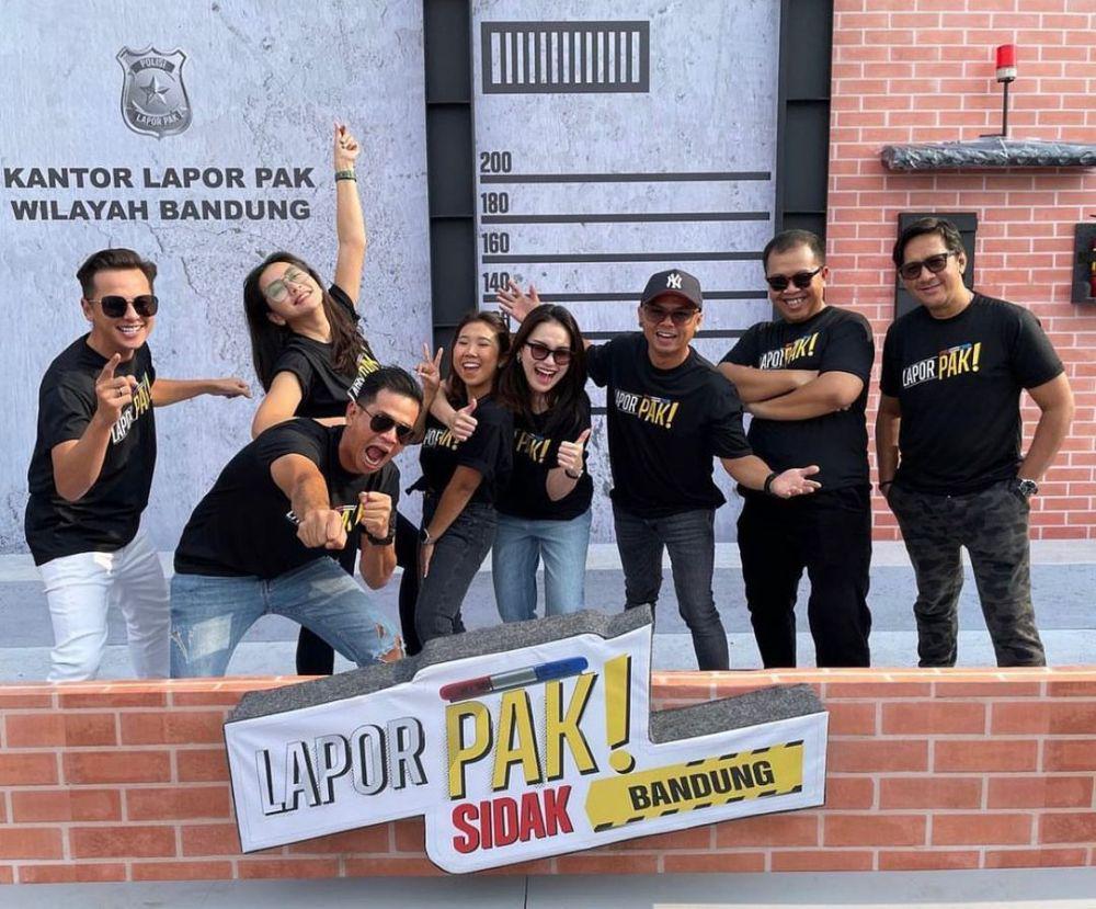 10 Potret Kebersamaan Host 'Lapor Pak!' di Balik Layar, Kompak Banget!