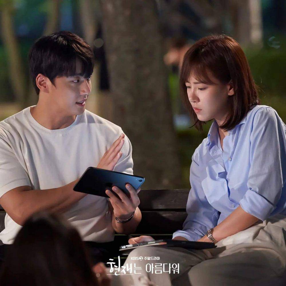 Yoon Shi Yoon dan Bae Da Bin di balik layar It's Beautiful Now (instagram.com/kbsdrama)