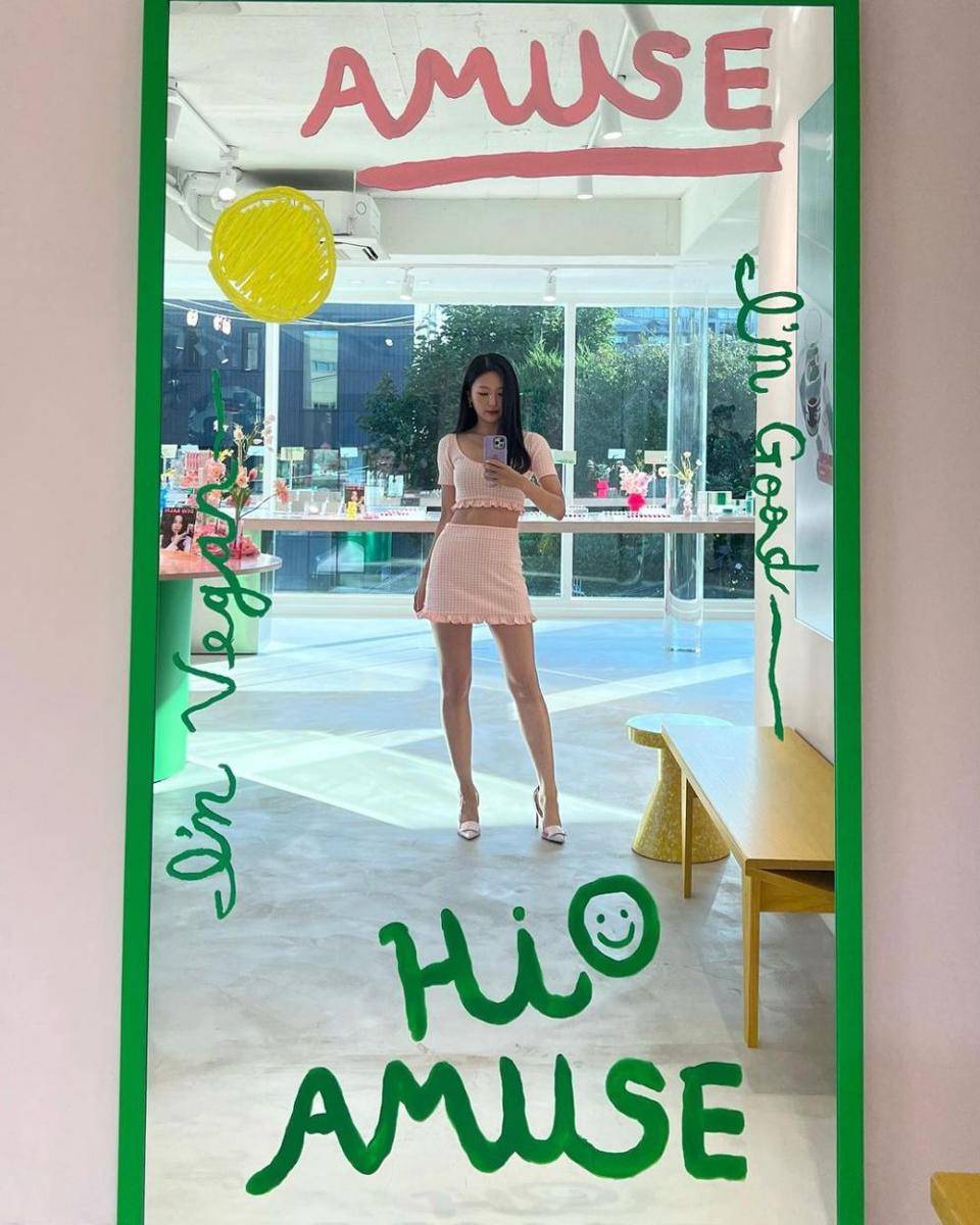 Outfit musim panas member Red Velvet (Instagram.com/ @hi_sseulgi)