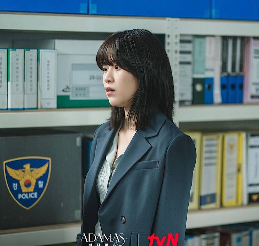 Lee Soo Kyung di drama Adamas (instagram.com/tvn_drama)