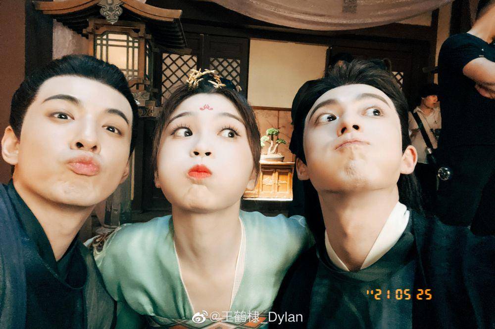 Esther, Dylan dan Charles saat break syuting Love Between Fairy and Devil (weibo.com/王鹤棣_Dylan)