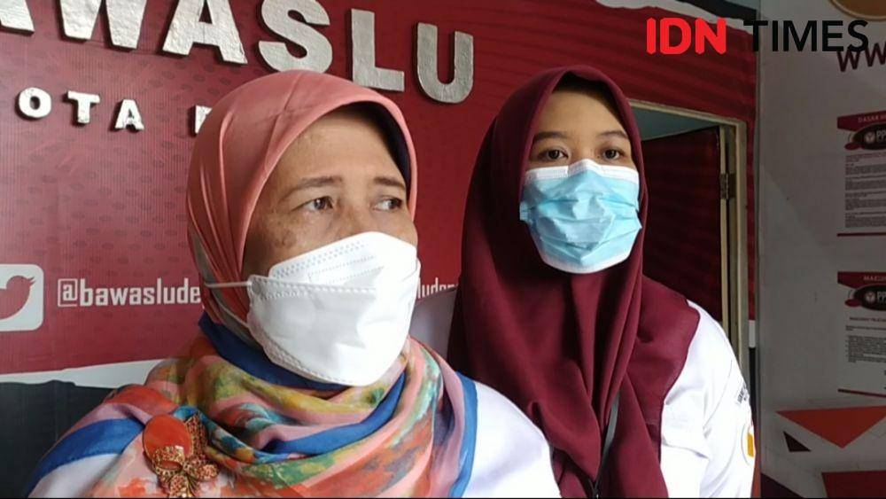 Ketua Bawaslu Kota Depok, Luli Barlini (kiri) saat ditemui di kantor Bawaslu Kota Depok. (IDNTimes/Dicky)