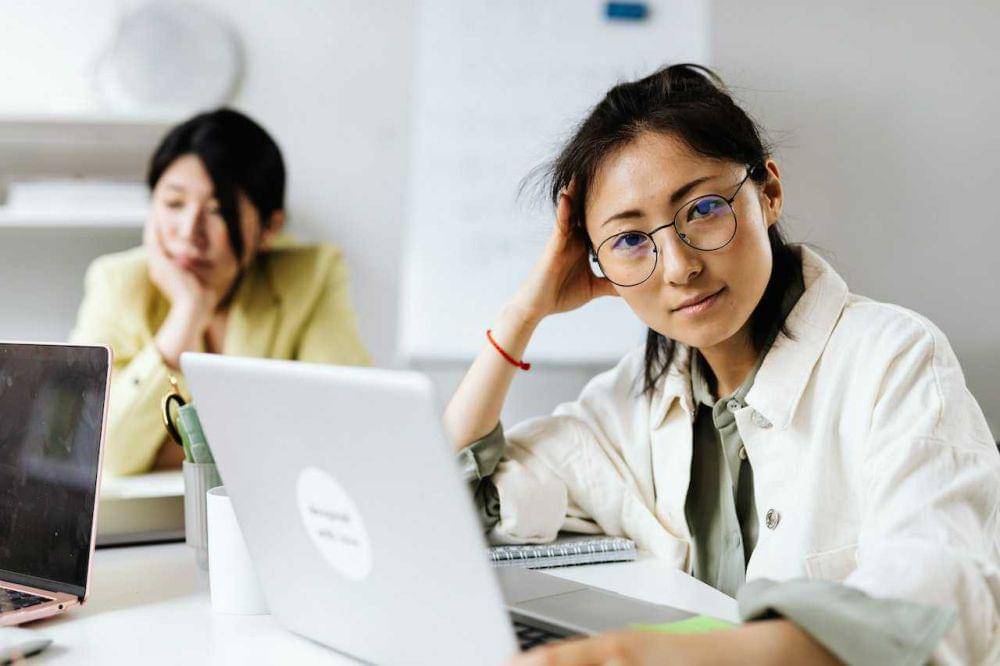 ilustrasi dua perempuan (pexels.com/Karolina Grabowska)