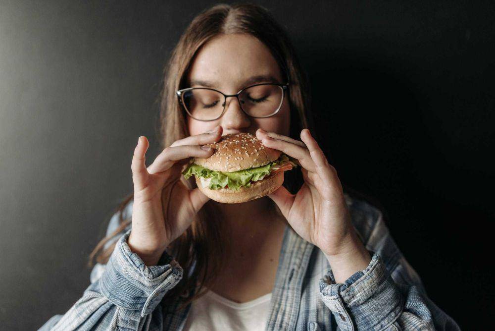 ilustrasi makan berbunyi(pexels.com/id-id/pavel-danilyuk)