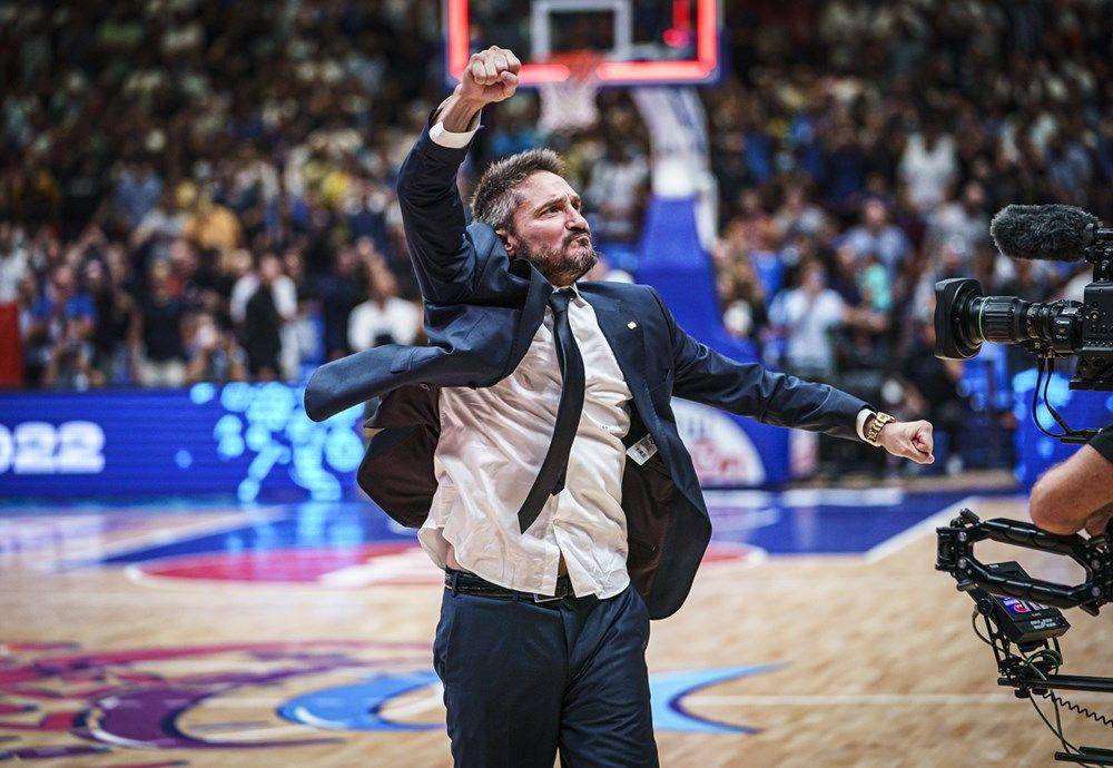 Gianmarco Pozzeco tampil di gelaran EuroBasket 2022. (fiba.basketball)