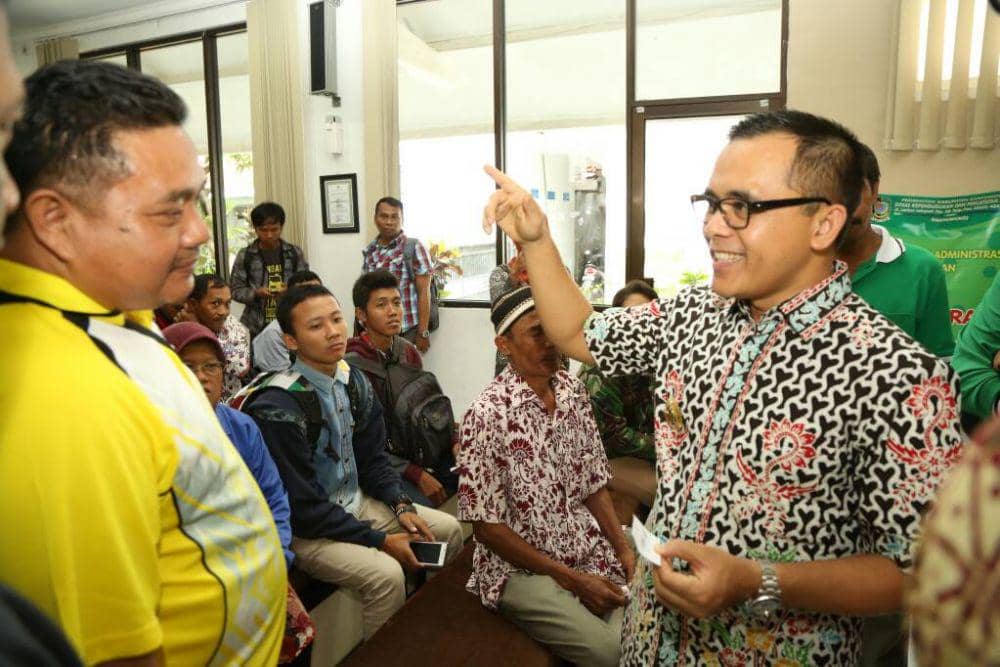 Azwar Anas meninjau persoalan warga di kecamatan. (banyuwangikab.go.id)