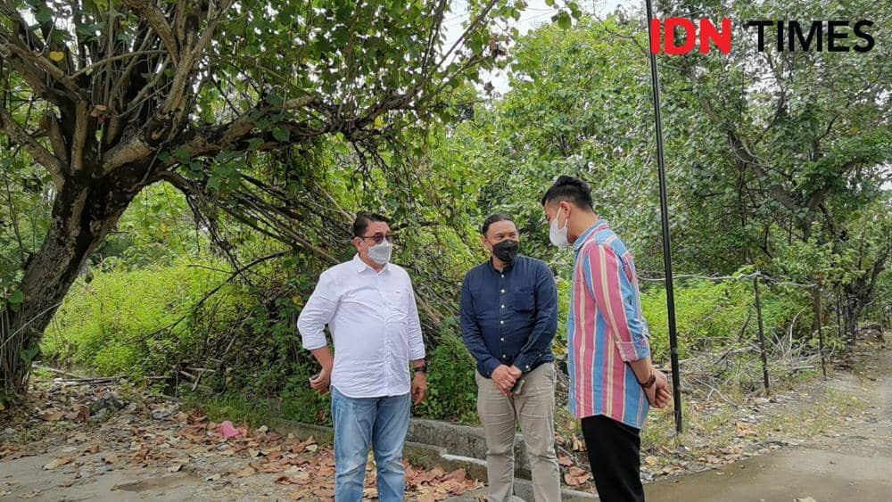 Gibran dan perwakilan Mayapada meninjau lahan pembangun Museum Sains & Teknologi di Solo. (IDN Times/Larasati Rey)