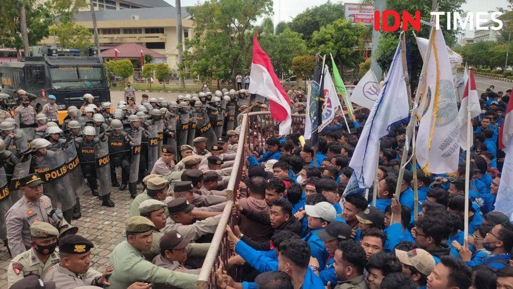 Bentrok antara massa mahasiswa dengan petugas keamanan terjadi di depan Gedung Dewan Perwakilan Rakyat Aceh (DPRA). (IDN Times/Muhammad Saifullah)