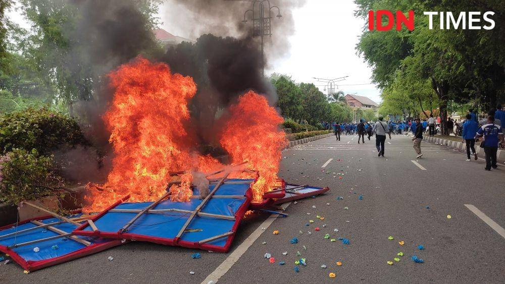 Bentrok antara massa mahasiswa dengan petugas keamanan terjadi di depan Gedung Dewan Perwakilan Rakyat Aceh (DPRA). (IDN Times/Muhammad Saifullah)