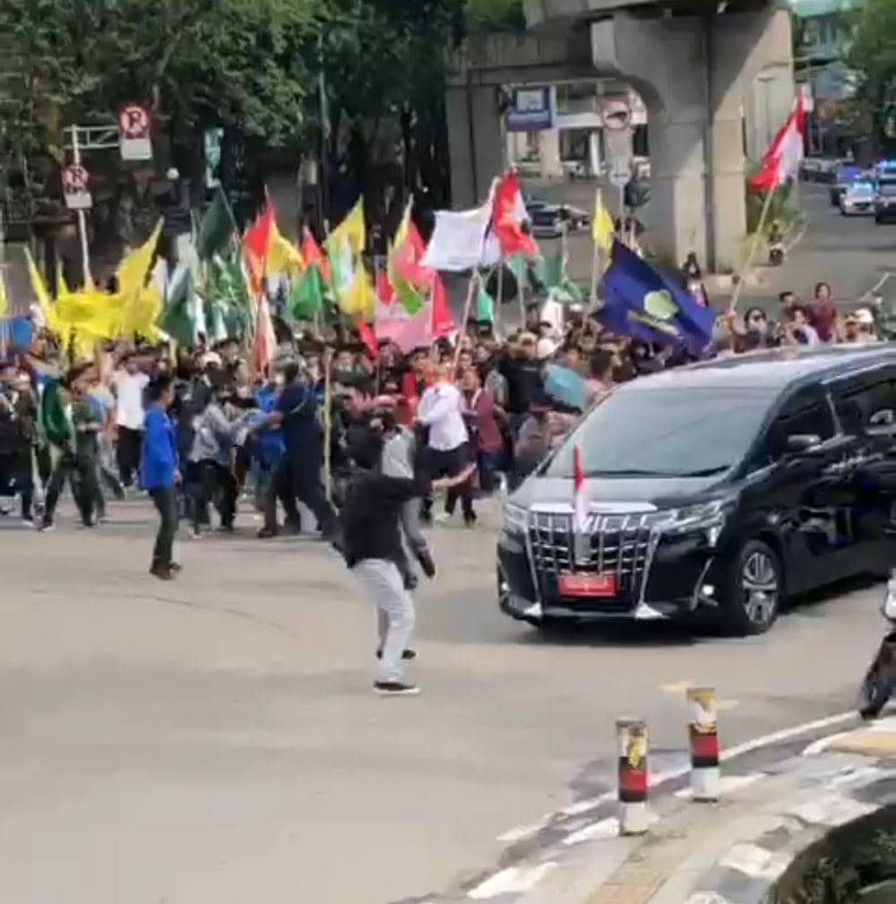 Rombongan Ma'ruf Amin dihentikan mahasiswa di simpang Empat Charitas Palembang (Dok: ist)