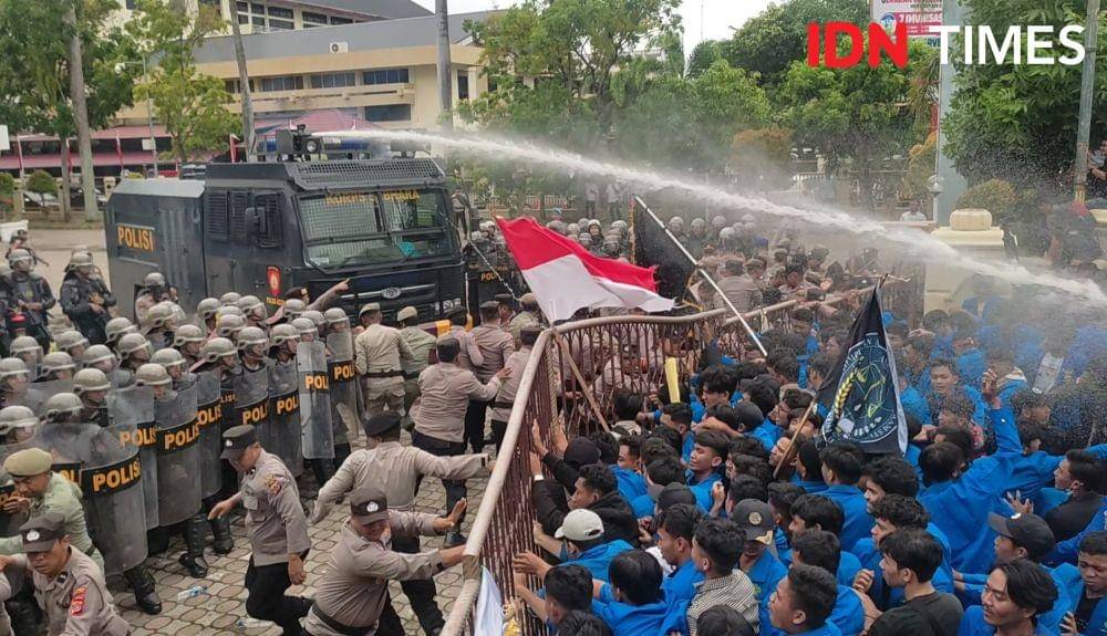 Bentrok antara massa mahasiswa dengan petugas keamanan terjadi di depan Gedung Dewan Perwakilan Rakyat Aceh (DPRA). (IDN Times/Muhammad Saifullah)
