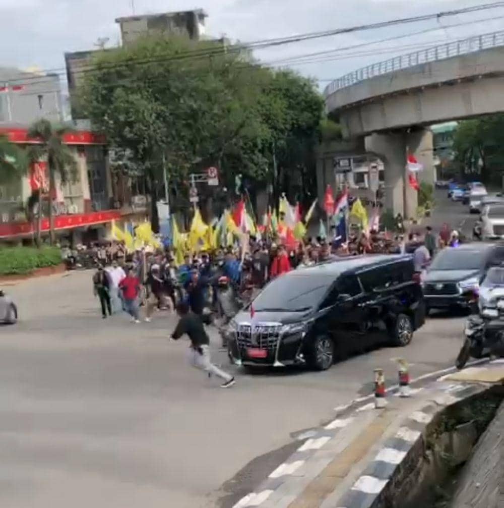 Rombongan Ma'ruf Amin dihentikan mahasiswa di simpang Empat Charitas Palembang (Dok: ist)