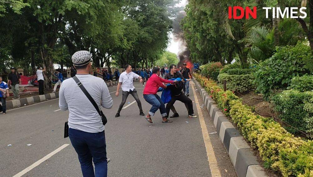 Bentrok antara massa mahasiswa dengan petugas keamanan terjadi di depan Gedung Dewan Perwakilan Rakyat Aceh (DPRA). (IDN Times/Muhammad Saifullah)