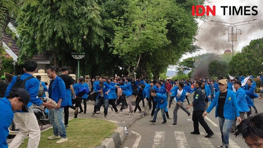 Bentrok antara massa mahasiswa dengan petugas keamanan terjadi di depan Gedung Dewan Perwakilan Rakyat Aceh (DPRA). (IDN Times/Muhammad Saifullah)
