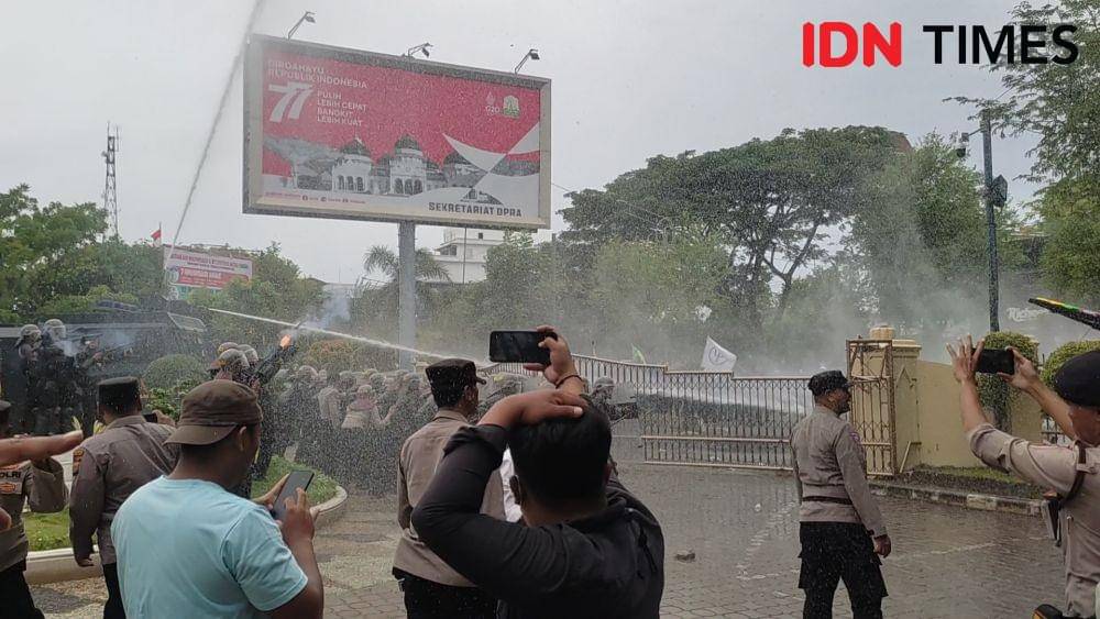 Bentrok antara massa mahasiswa dengan petugas keamanan terjadi di depan Gedung Dewan Perwakilan Rakyat Aceh (DPRA). (IDN Times/Muhammad Saifullah)