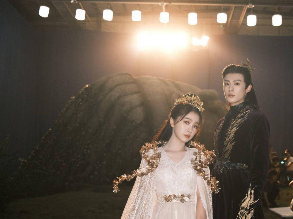 Esther dan Dylan saat syuting Love Between Fairy And Devil (weibo.com/王一栩SPro)