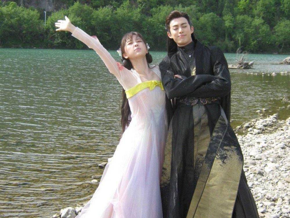 Esther bersama Dylan saat break syuting Love Between Fairy and Devil (weibo.com/仙女小兰花-)