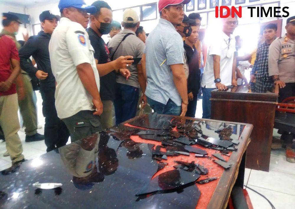 Foto kaca meja yang pecah dipukul mahasiswa (IDN Times/Juliadin)