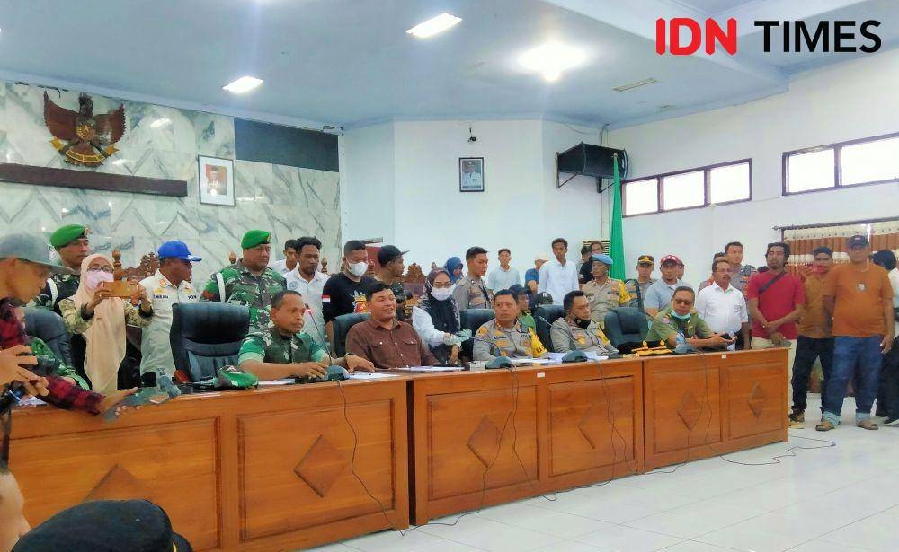 Foto ketua DPRD Kabupaten Bima Muhammad Putera Ferriyandi saat merespon tuntutan massa aksi (IDN Times/Juliadin)