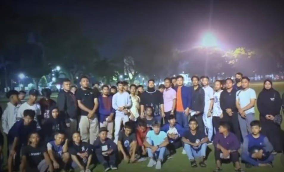Puluhan mahasiswa yang melakukan konsolidasi di tanah lapang merdeka dan sempat beredar video ajak masyarakat turun tolak kenaikan BBM (IDN Times/ istimewa)