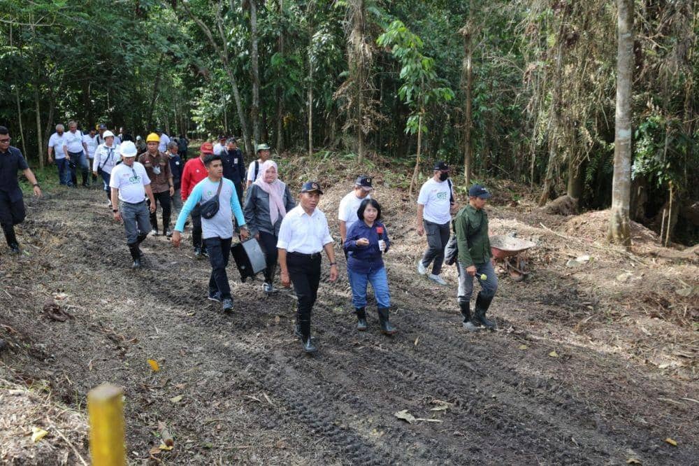 Menko PMK Muhadjir Effendy saat mengunjungi Titik Nol Nusantara Ibu Kota Negara (IKN), Kabupaten Penajam Paser Utara, Kalimantan Timur, Selasa (6/9/2022). (Dok. Humas Kemenko PMK).