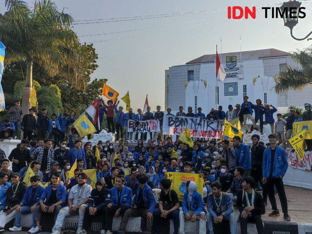 Dobrak Gedung DPRD, Massa PMII Cirebon Tolak Kenaikan Harga BBM