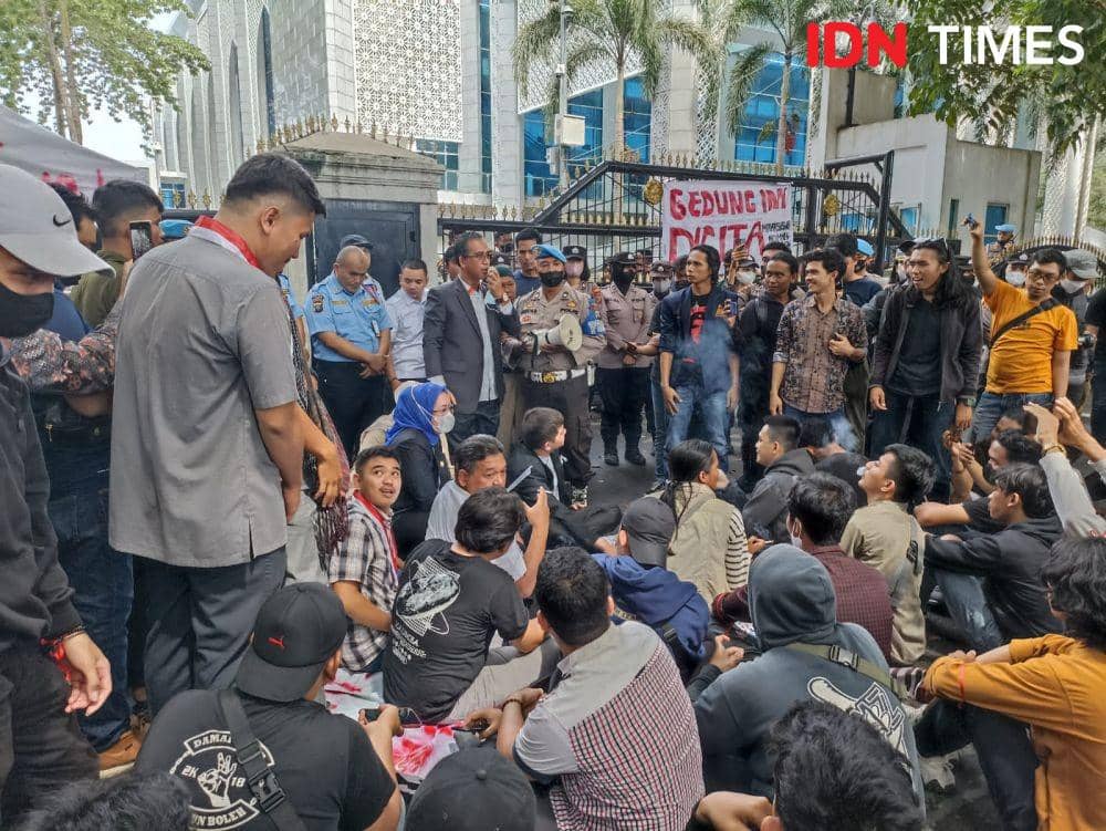 Ratusan massa yang tergabung dalam Gerakan Mahasiswa Nasional Indonesia (GMNI) menggelar aksi unjuk rasa menolak kenaikan harga Bahan Bakar Minyak (BBM) di depan gedung Dewan Perwakilan Rakyat Daerah (DPRD) Sumatra Utara, Rabu (7/9/2022). (IDN Times/Masdalena Napitupulu)