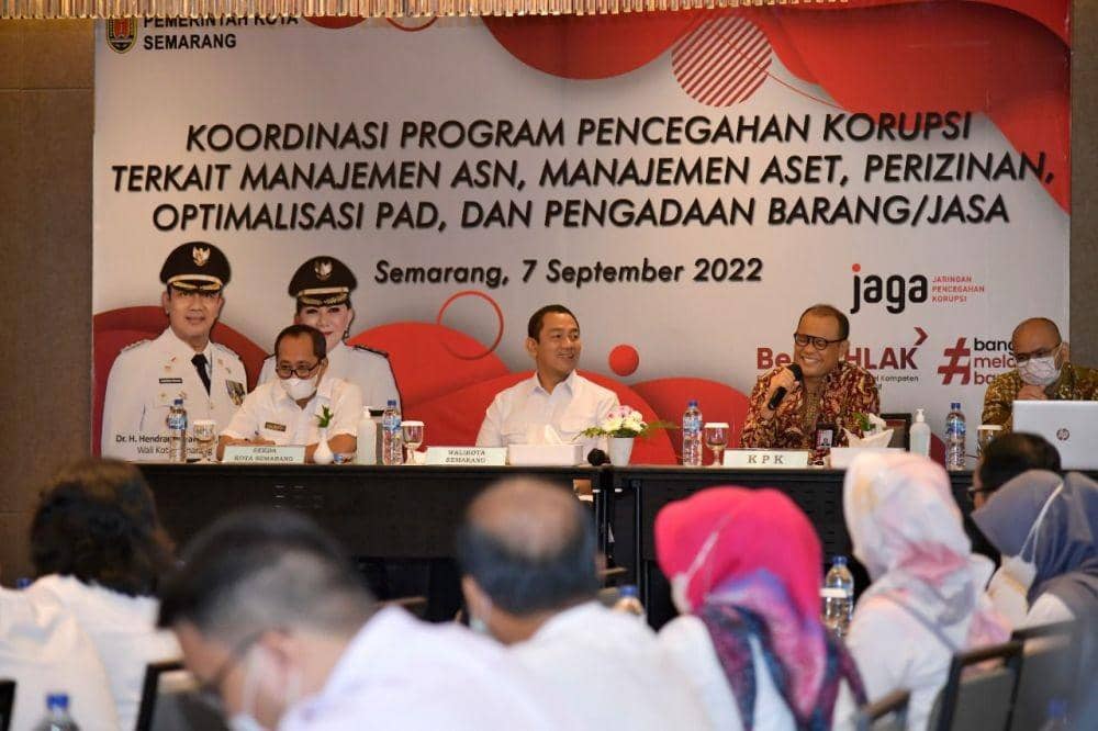 Walikota Semarang Hendrar Prihadi saat menggelar pertemuan dengan penyidik Direktorat Supervisi KPK. (Dok Humas Pemkot Semarang)